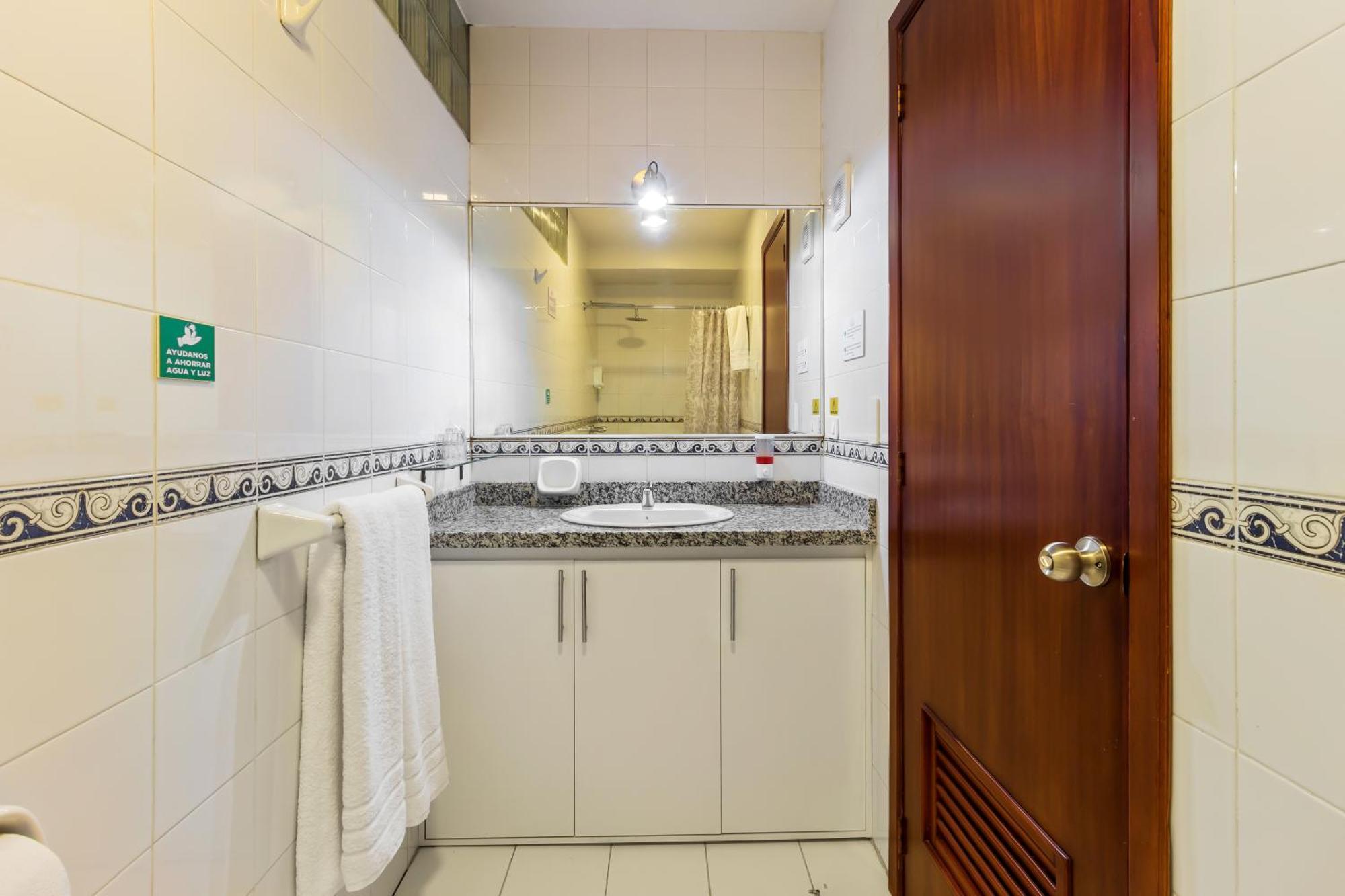 Hotel La Cartuja Кито Екстериор снимка