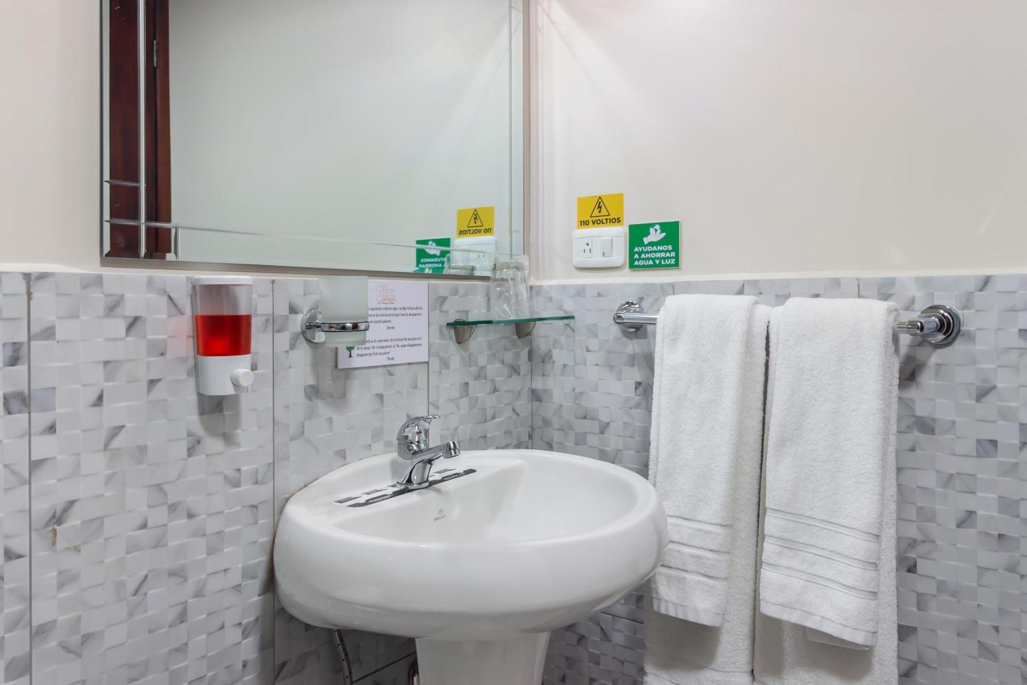 Hotel La Cartuja Кито Екстериор снимка